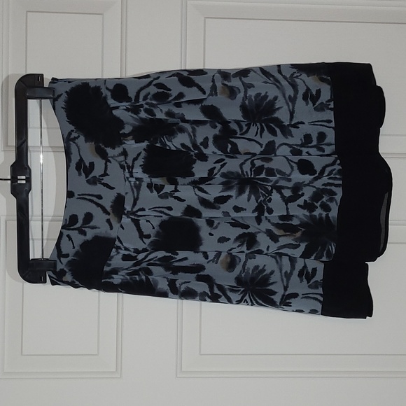 Limited Skirt - Picture 1 of 8